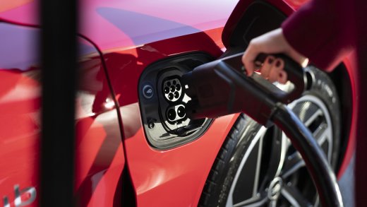 Künftig soll auch auf Elektroautos eine Importsteuer von vier Prozent entrichtet werden. Gleichzeitig soll ein grösserer Teil der Mineralölsteuer in die Staatskasse fliessen. Beides ist Teil des Sparprogramms des Bundes. (Bild: Keystone)