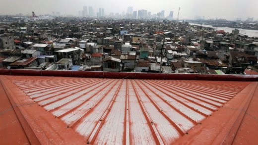 Armut und Reichtum wohnen Tür an Tür in Manila. Bild: Keystone
