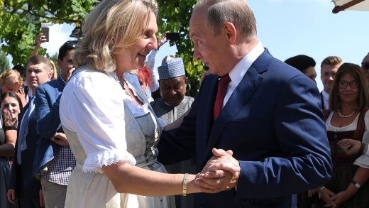 Die damalige österreichische Aussenministerin Karin Kneissl schenkt Wladimir Putin an ihrer Hochzeit einen Tanz. (Bild: Keystone)
