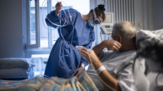 Pflegerin betreut einen Covid Patienten in der Isolationsstation (Bild: Keystone)