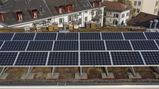Netto-Null braucht dreimal so grosse Solaranlagen, wie es in der Schweiz Dächer gibt. (Bild. Keystone)
