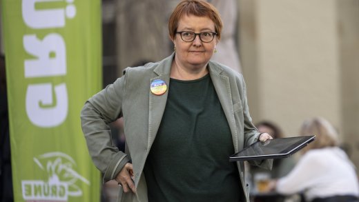 Natalie Imboden, Präsidentin der Grünen Bern, verfolgt die Berner Wahlen. (Bild: Keystone)
