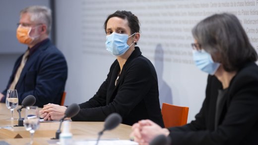 Maskenpflicht lediglich eine Forderung: Tanja Stadler, Präsidentin der Taskforce (Mitte).  Bild: Keystone-SDA