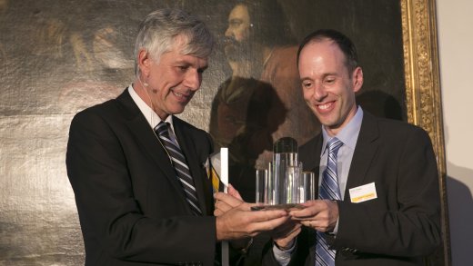 Da war die Welt noch in Ordnung: Wolfgang Stölzli (links) übergibt im Jahr 2015 den ersten Award der Kategorie «Performance Exellence».  (Bild: Keystone)
