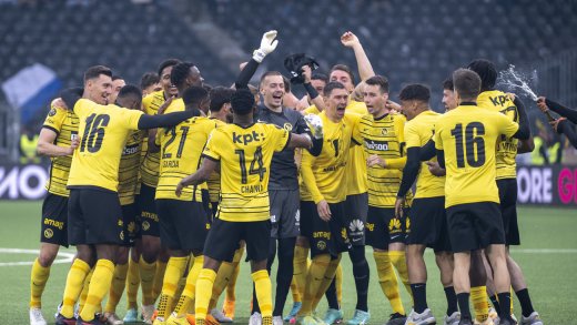 Die Berner Young Boys freuen sich über den 16. Meistertitel nach dem Sieg über den FC Luzern zu Hause im Wankdorfstadion. (Bild: Keystone)