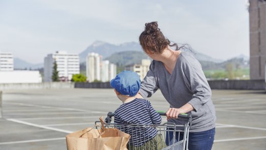 Einkaufen, um die Kindern kümmern, den Haushalt machen: Das ist immer noch vornehmlich Frauensache. Foto: Keystone