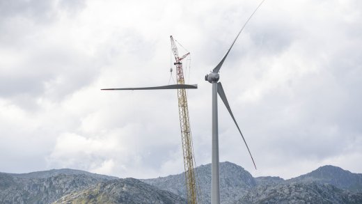 Immer neue Gründe für Mindererträge: Bau einer Windturbine auf dem Gotthardpass. Bild: Keystone