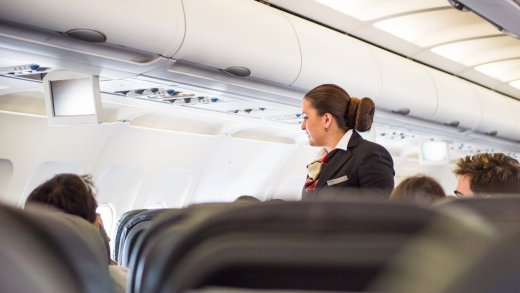 «Liebe Kund:innen »: So sollen die Flugbegleiter der Swiss künftig mit ihren Gästen sprechen. Bild: Shutterstock