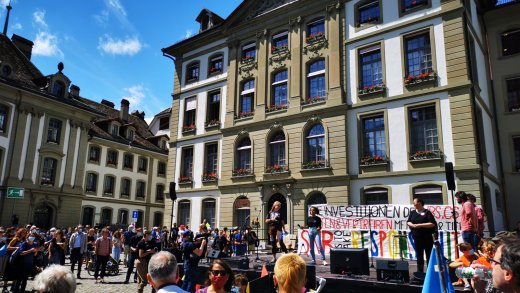 Die Klimaaktivisten sprechen auf dem Münsterplatz zu ihren Anhängern.