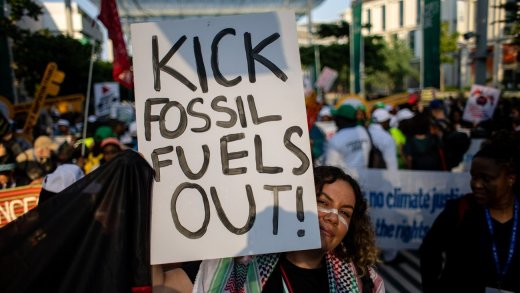 Verglichen mit der Wirtschafsleistung sinkt der CO₂-Ausstoss seit 60 Jahren: Manifestation an der UN-Klimakonferenz in Dubai. Bild: Keystone
