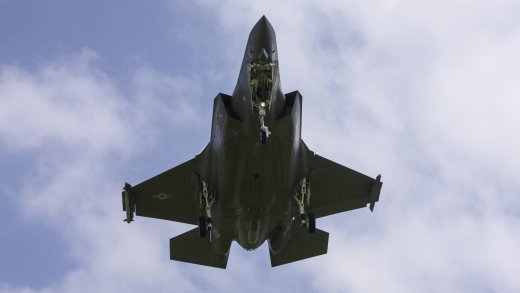 Soll verhindert werden:  Ein F-35 über dem Flugplatz Payerne (VD). Bild: Keystone