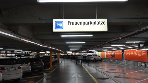 Frauenparkplätze wie hier im Bahnhofparking in Bern ­ver­schwinden in der Schweiz langsam, aber sicher. Bild: L. Quolantoni