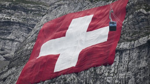 Eine 80 mal 80 Meter grosse Schweizerfahne hängt am Säntis. (Bild: Keystone)