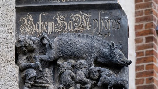 Sandsteinrelief an der Stadtkirche Wittenberg. Bild: evangelisch.de