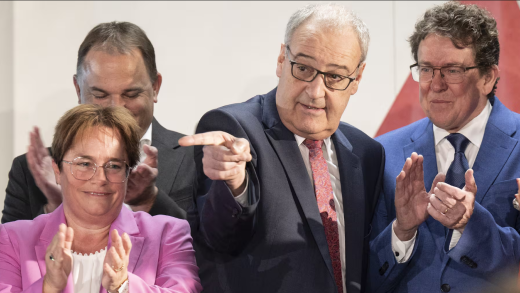 Die SVP-Parteileitung (Magdalena Martullo-Blocher und der neugewählte Präsident Marcel Dettling, links) setzt sich gegen ihre Bundesräte (Albert Rösti, rechts, Guy Parmelin) durch. Bild: Keystone