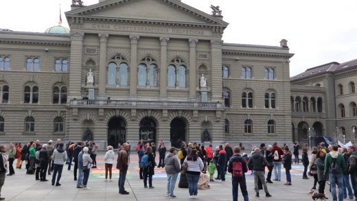 Die Proteste gegen die Corona-Massnahmen nehmen zu: Hier eine Kundgebung vor dem Bundeshaus in Bern. Foto: Shutterstock