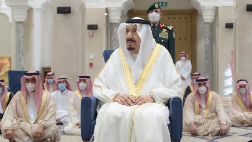 Der saudische König Salman bin Abdulaziz Al Saud bei einem Gebet in Neom, Mai 2021. Bild: Keystone