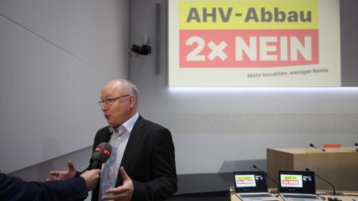 Ein offenes Mikrofon für SP-Nationalrat Pierre-Yves Maillard beim Schweizer Fernsehen. Bild: Keystone