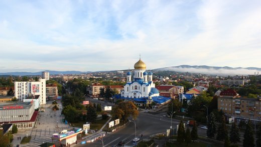Die Stadt Uschorod in der Region Transkarpatien. Im Zentrum die russisch-orthodoxe Kirche. (Bild: Julian Nyča)