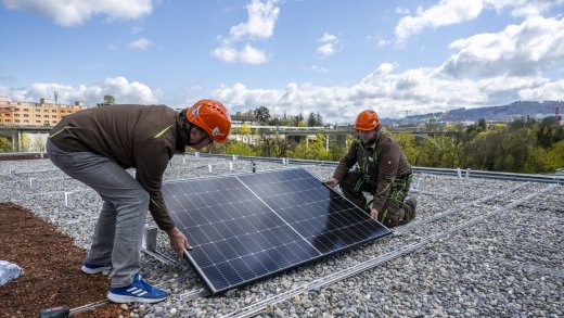 Horrend teuer: Montage von Solarpanels in Bern. Bild: Keystone