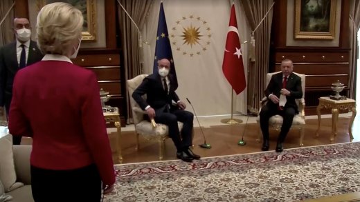 Sesseltanz in Ankara. Ursula von der Leyen, EU-Kommissionspräsidentin, findet keinen Stuhl, weil es für sie keinen gibt. Sie muss aufs Sofa. Quelle: Reuters