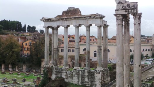 Tempel des Vespasians auf dem Forum in Rom, gebaut mit der von ihm erfundenen Latrinensteuer. (Bild: CC-Lizenz, Rabax63)