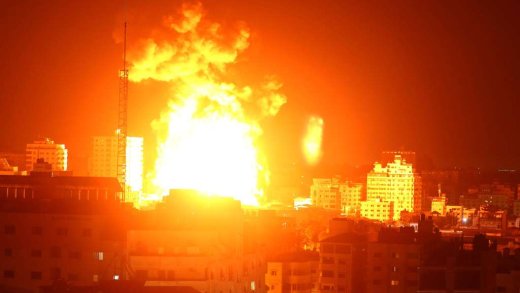 Krieg in Israel, Krieg in Gaza. Nachdem die palästinensische Hamas Israel mit Raketen angegriffen hat, schlägt die israelische Armee zurück. Feuersbrunst über Gaza.