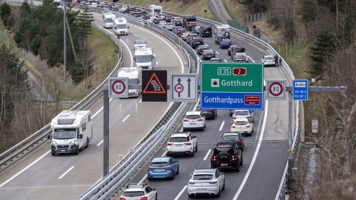 Der Verkehr staut sich inzwischen auf bis zu 20 Kilometer: Warten vor dem Gotthard-Nordportal. Bild: Keystone