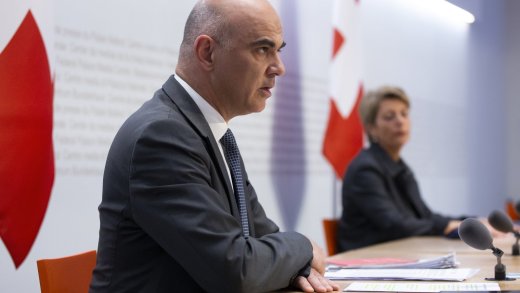Bundesrat Alain Berset vor den Medien, im Hintergrund Bundesrätin Karin Keller-Sutter (Bild: Keystone)