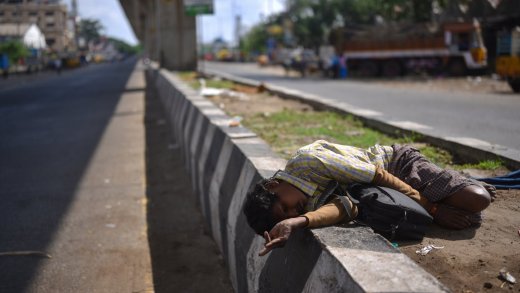 Keine Arbeit mehr - kein Essen mehr:  Obdachloser in Indien während des Lockdowns. Bild: Keystone