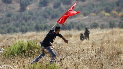 Ein PFLP-Aktivist greift das israelische Militär an. Bild: Keystone-SDA