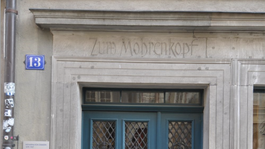 «Zum Mohrenkopf» und andere «rassistische» Häuserinschriften im Zürcher Niederdorf sollen noch dieses Jahr verschwinden. (Foto: Archäologie 2020)