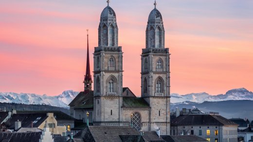 Die Kirchen haben sich wieder politisch betätigt, diesmal beim Klimastreik. (Bild Grossmünster in Zürich, Quelle: Photiones, CC-Lizenz 4.0)