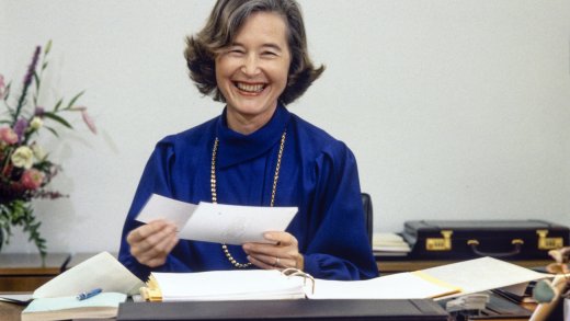 Elisabeth Kopp, aufgenommen am 19. Oktober 1984 im Jahr ihrer Wahl als erste Frau in den Bundesrat in ihrem Büro in Bern. (Bild: Keystone)