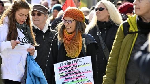 Unreflektierte Skepsis: Massnahmengegner an einer Demo in Winterthur. Bild: Keystone-SDA
