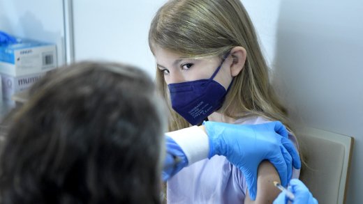 In der Schweiz noch nicht erlaubt: Ein kleines Mädchen erhält in Wien die Corona-Impfung. Bild: Keystone-SDA