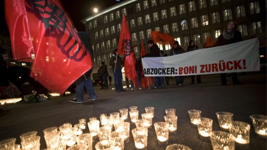 Demonstration der Juso für die «Abzocker-Initiative» nach der Finanzkrise 2008. Es gibt auch handfeste Argumente gegen Boni. (Bild: Keystone)