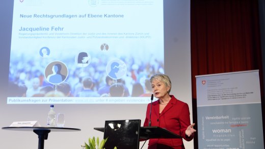 Regierungspräsidentin Jacqueline Fehr spricht an der Nationalen Konferenz über häusliche Gewalt. Foto: Keystone
