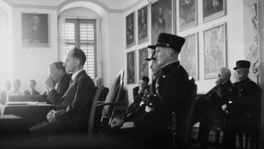 Hans Vollenweider (vorne links) bei seinem Prozess. (Bild: Staatsarchiv Oberwalden)