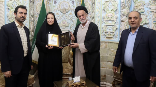 Schweizer Botschafterin Nadine Olivieri Lozano lässt sich im Iran in einem Tschador ablichten. Zur Freude des Mullah-Regimes. (Bild: Twitter)