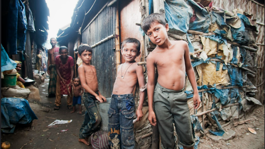Solche Verhältnisse sind immer seltener: Kinder in einem Armenviertel in Bangladesh. Bild: CC