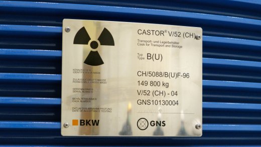 Kennzeichnung eines Castor-Behälters mit radioaktivem Abfall im Zwischenlager Würenlingen. Bild: Keystone