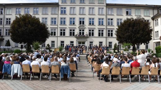 Wie viel Gymnasiasten verträgt die Schweiz? Hier ein Foto der Maturfeier im St. Antonius im Kanton Appenzell Innerrhoden. Foto: Kanton AI