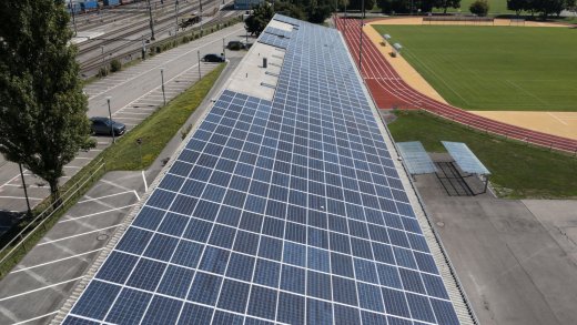 Bei Fotovoltaik wird kaum mehr Energie gewonnen, als investiert wird: Solaranlage in Rotkreuz. Bild: Keystone
