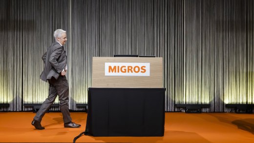 CEO Fabrice Zumbrunnen schreitet zum Rednerpult an einer Veranstaltung der Migros. (Bild: Keystone)