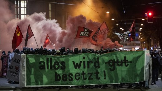 Vermummte Demonstranten ziehen durch die Stadt Zürich (Bild: Keystone)