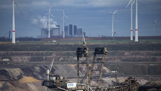 Nach der Abschaltung der Atomkraftwerke müssen Kohlekraftwerk und Windräder in Deutschland mehr Strom liefern – allerdings nicht im grossen Stil. (Bild: Keystone)