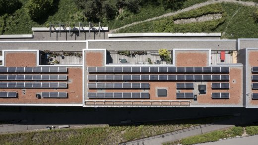 Anbauschlacht: Solarzellen auf einem Dach in Zürich. Bild: Keystone-SDA