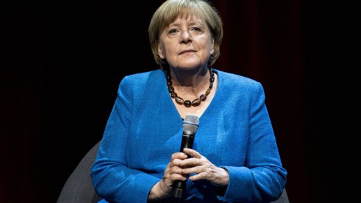 Angela Merkel, ehemalige deutsche Bundeskanzlerin, auf der Theaterbühne des Berliner Ensembles.