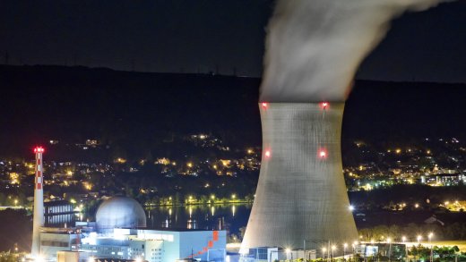 Atomkraftwerke (im Bild das KKW Leibstadt) tragen in Wahrheit ein Drittel zur Schweizer Stromversorgung bei. Bild: Keystone